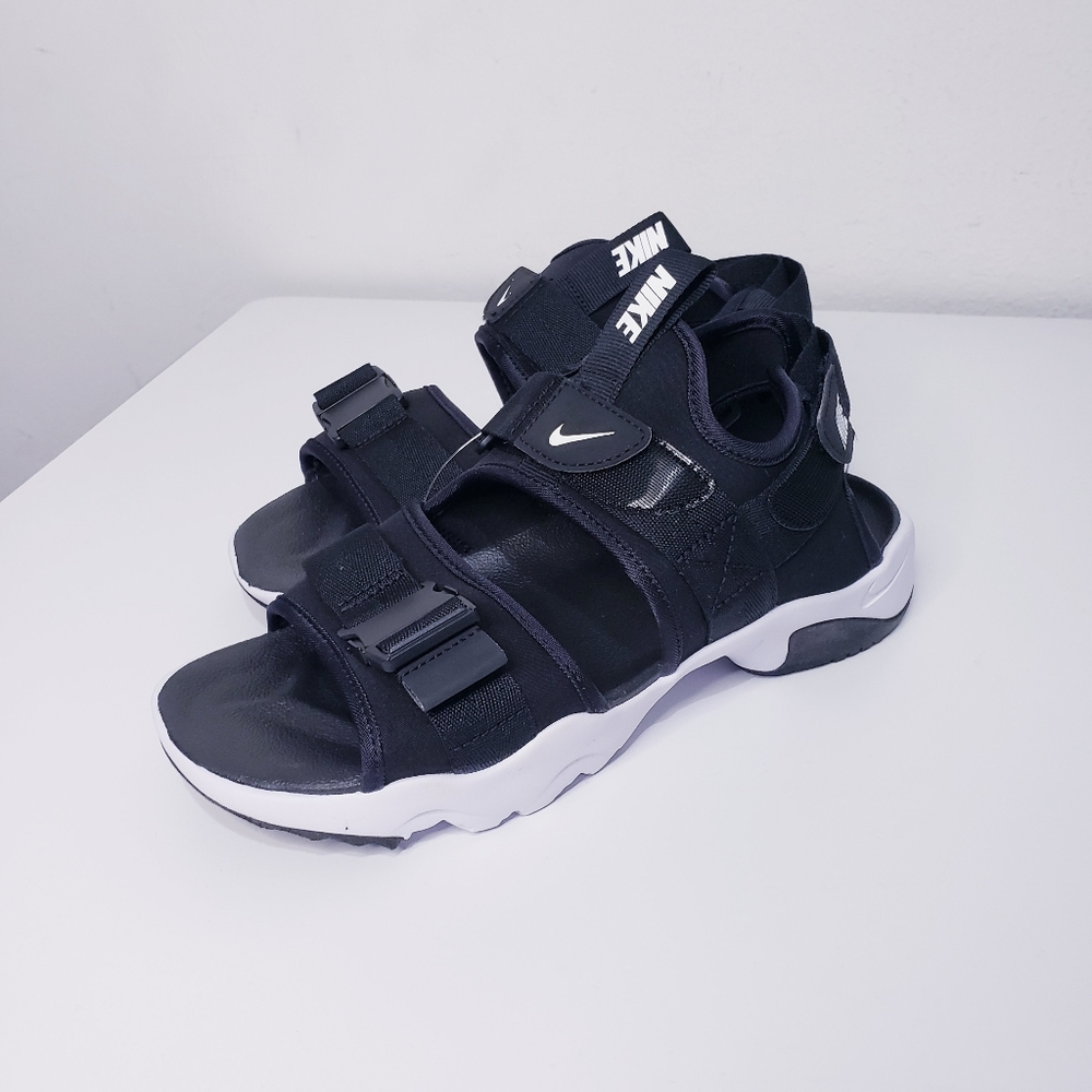 New Nike canyon sandals na size 7 mens